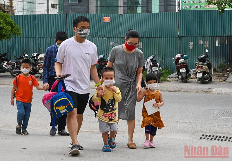 Đây là cấp học cuối cùng của Hà Nội, cũng là những học sinh cuối cùng của cả nước, được trở lại học trực tiếp. Niềm vui trẻ thơ trong ngày trở lại trường -0