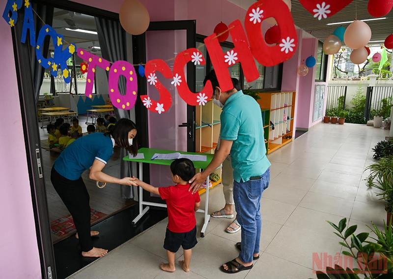 Trên mỗi lớp, trường bố trí các giáo viên đợi và đón trẻ, dỗ các em không quấy khóc khi bố mẹ ra về. Niềm vui trẻ thơ trong ngày trở lại trường -0
