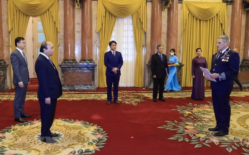 Đại sứ Belarus Vladzimir Baravikov trình Quốc thư lên Chủ tịch nước Nguyễn Xuân Phúc. (Ảnh: Thống Nhất/TTXVN)