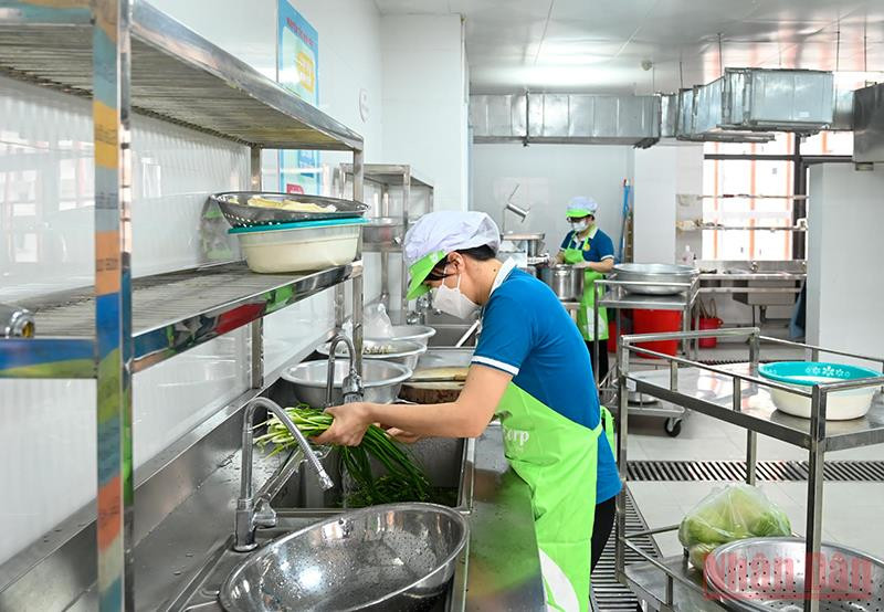 Thực phẩm, rau xanh cho bữa trưa của trẻ được tất bật chuẩn bị tại khu bếp, sẵn sàng phục vụ bữa ăn cho trẻ. Niềm vui trẻ thơ trong ngày trở lại trường -0