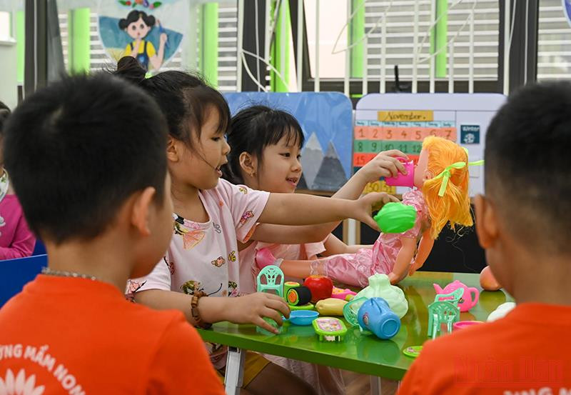 Nhiều bé ban đầu bỡ ngỡ khi nhìn thấy bạn, nhưng sau đó hòa vào các trò chơi rất nhanh tại các lớp học. Niềm vui trẻ thơ trong ngày trở lại trường -0