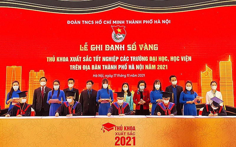 Các thủ khoa xuất sắc của Thủ đô được tuyên dương năm 2021 ghi danh sổ vàng tại Văn Miếu Quốc Tử Giám.