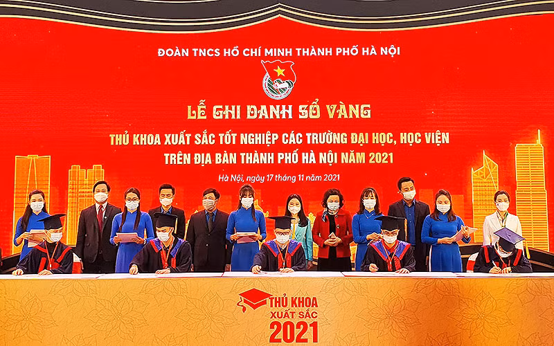 Các thủ khoa xuất sắc của Thủ đô được tuyên dương năm 2021 ghi danh sổ vàng tại Văn Miếu Quốc Tử Giám.