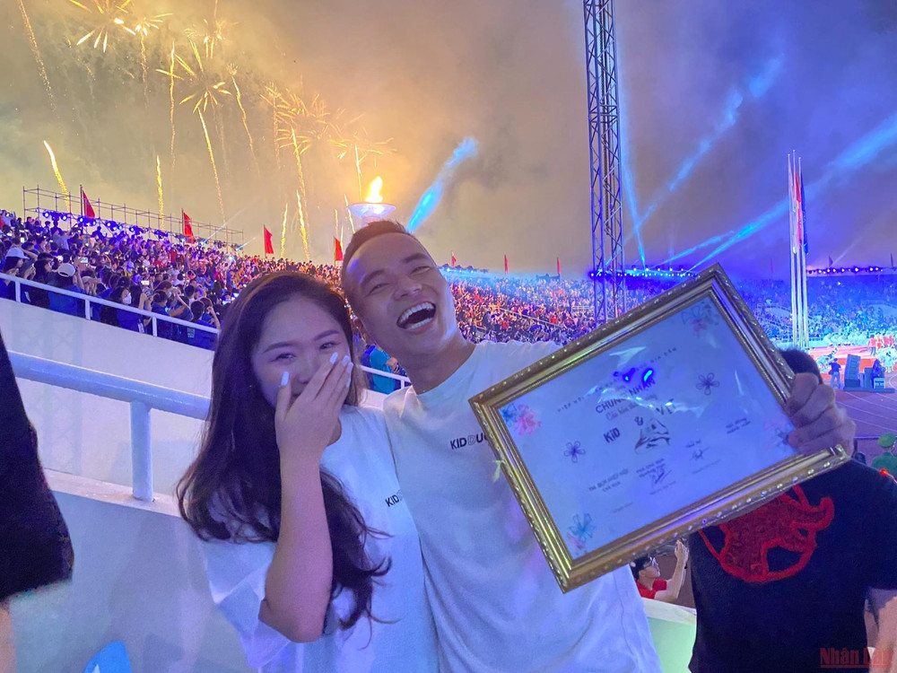 Niềm hạnh phúc sau màn cầu hôn độc đáo nhất mùa SEA Games 31. (Ảnh: MAI ANH)
