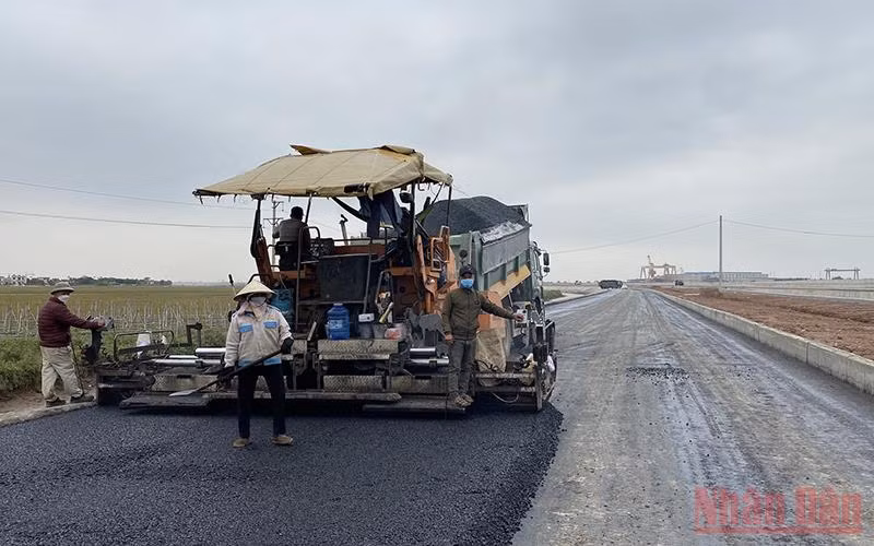 Thi công dự án đường trục phát triển nối vùng kinh tế biển tỉnh Nam Định với đường cao tốc cầu Giẽ-Ninh Bình, đoạn qua huyện Nghĩa Hưng.