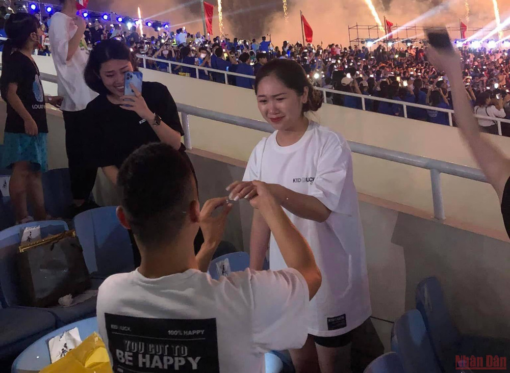 Màn cầu hôn đặc biệt... (Ảnh: Nhân vật cung cấp) Màn cầu hôn “đặc biệt nhất” trong Lễ Khai mạc SEA Games 31 -0