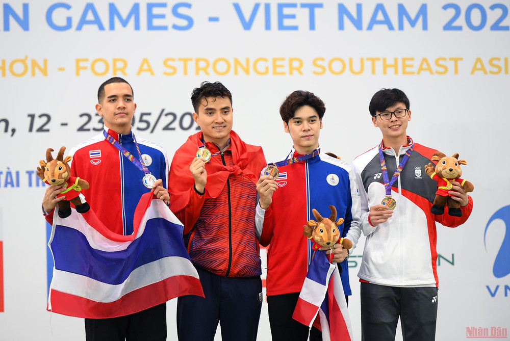 Vũ Thành An (thứ 2 từ trái sang) giành về Huy chương Vàng ở nội dung đấu kiếm chém của nam. (Ảnh: Thành Đạt) Cập nhật SEA Games 31 ngày 13/5: Việt Nam dẫn đầu bảng tổng sắp huy chương -0