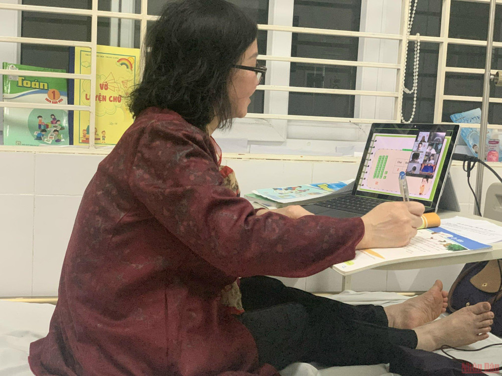 Nhiều lúc mệt không thở nổi nhưng cô Dung vẫn cố gắng, đợi đến giờ giải lao thì tắt webcam rồi nằm vật ra giường hổn hển vì sợ học sinh biết sẽ lo lắng. (Ảnh: NHÂN VẬT CUNG CẤP) Những tiết học đặc biệt từ… giường bệnh điều trị Covid-19 -0
