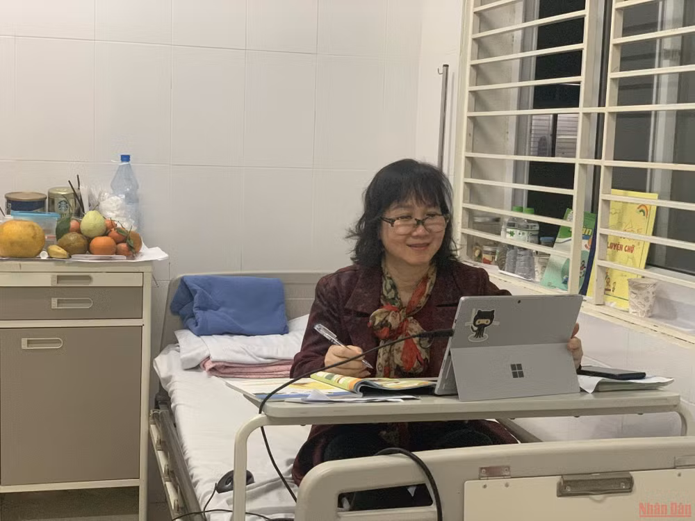 Tiết học đặc biệt từ Bệnh viện Nhiệt đới Trung ương của cô Dung. (Ảnh: NHÂN VẬT CUNG CẤP)
