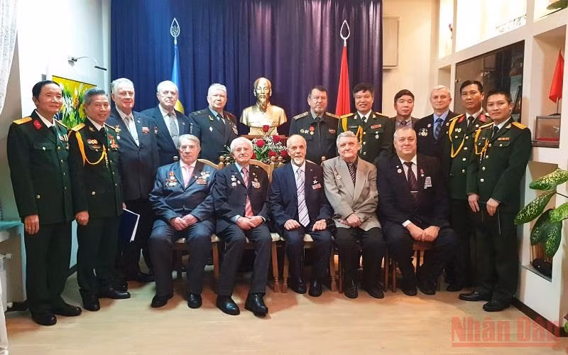 Các đại biểu chụp ảnh lưu niệm. 