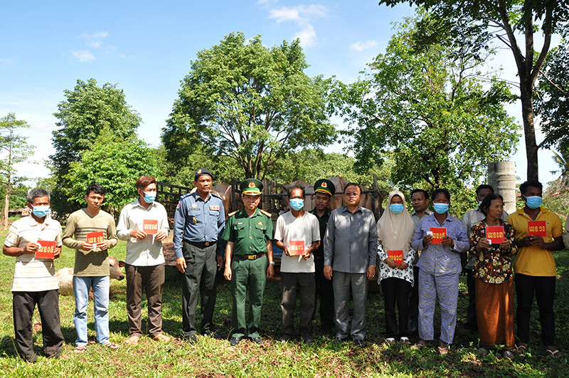 Đại diện Bộ Quốc phòng Việt Nam và Campuchia trao bò giống cho người dân nghèo tại tỉnh Kratíe. Tặng bò giống và học bổng cho các gia đình khó khăn tại Campuchia -0