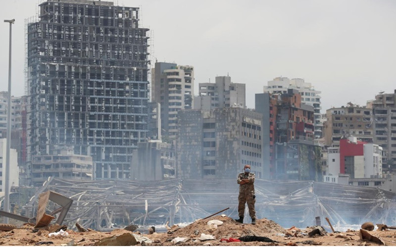 Một binh sĩ đứng tại hiện trường vụ nổ. (Ảnh: Reuters)