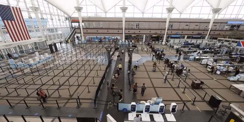 Hành khách tới điểm kiểm tra an ninh phía nam tại sảnh chính của sân bay quốc tế Denver, Mỹ, ngày 22-7. (Ảnh: AP)