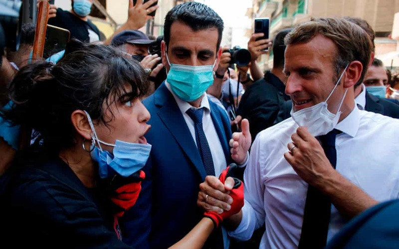 Ông Macron trò chuyện với người dân tại tại Beirut, ngày 6-8. (Ảnh: Getty Images) Bắt giữ ít nhất 16 nhân viên của cảng Beirut -0