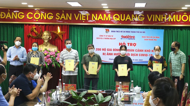Tổng Biên tập báo Tuổi trẻ Thủ đô Nguyễn Mạnh Hưng và Tổng Giám đốc Công ty CP Đầu tư Dịch vụ và Thương mại ATP Lý Quốc Bảo trao quà hỗ trợ cho các hộ dân. Trao 200 suất quà cho các hộ gia đình khó khăn quận Hoàng Mai -0