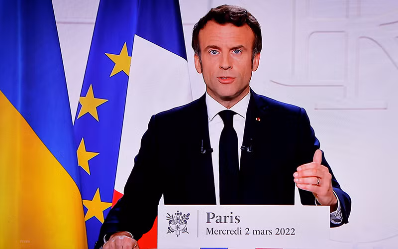 Tổng thống Pháp Emmanuel Macron phát biểu trên truyền hình ở Paris, Pháp, ngày 2/3/2022. (Ảnh: AFP/TTXVN)