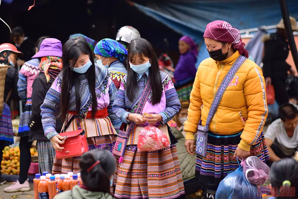 Độc đáo cảnh mẹ địu con đi chợ phiên Bắc Hà ngày giáp Tết -0