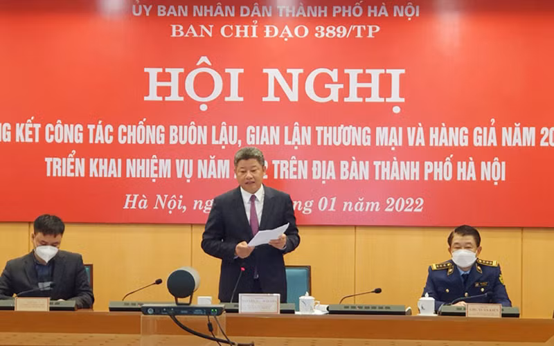 Phó Chủ tịch UBND TP Hà Nội Nguyễn Mạnh Quyền phát biểu tại hội nghị tổng kết công tác chống buôn lậu, gian lận thương mại và hàng giả năm 2021, triển khai nhiệm vụ năm 2022 trên địa bàn.