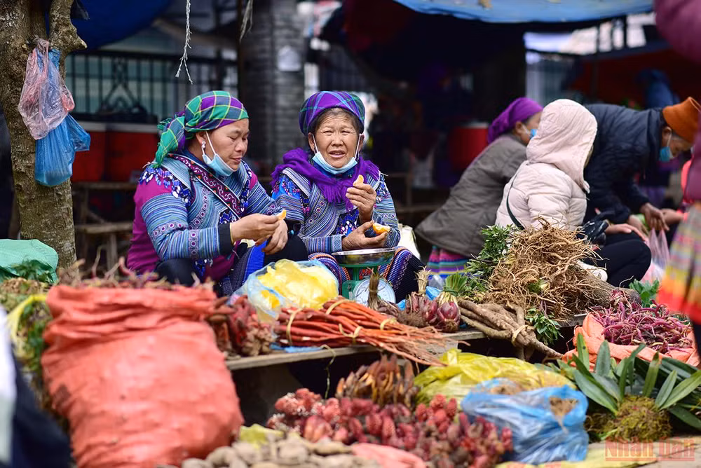 Độc đáo cảnh mẹ địu con đi chợ phiên Bắc Hà ngày giáp Tết -0
