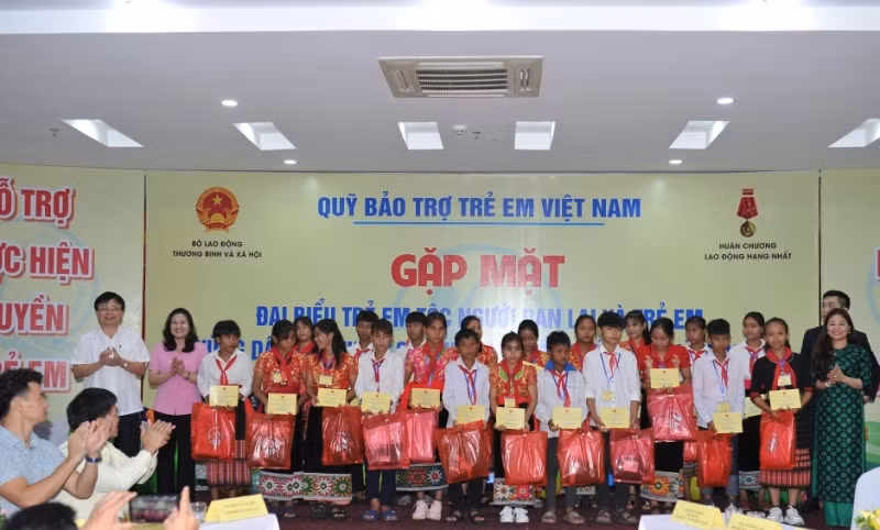 Biểu dương và tặng quà các em học sinh tiêu biểu người dân tộc thiểu số hoàn cảnh khó khăn.
