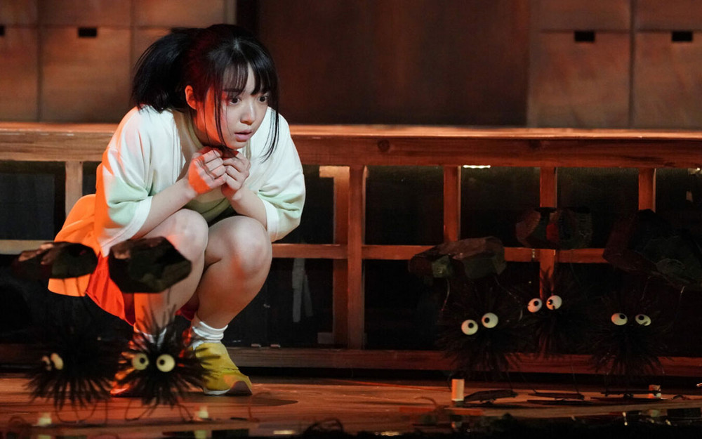 Chihiro và đám nhọ nhem ở xưởng của ông già Nhện. Đưa câu chuyện cổ tích từ “Vùng đất linh hồn” lên sân khấu -0
