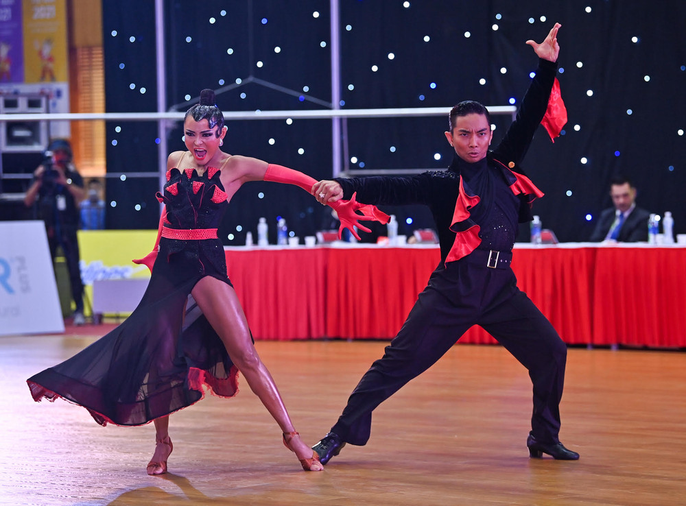 Màn trình diễn quyến rũ điệu nhảy Paso Doble của Nguyễn Đoàn Minh Trường (Phan Hiển) và Đặng Thu Hương. Màn khiêu vũ quyến rũ trên sàn đấu SEA Games 31 -0