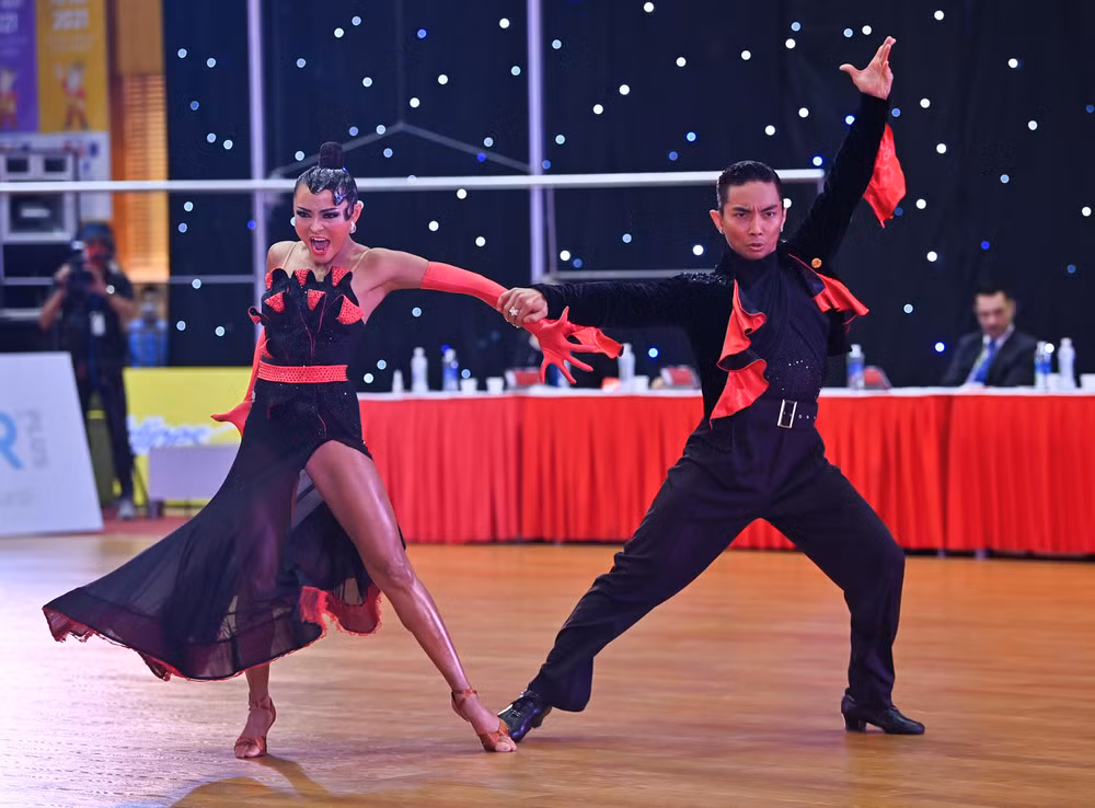 Màn khiêu vũ quyến rũ trên sàn đấu SEA Games 31 -0