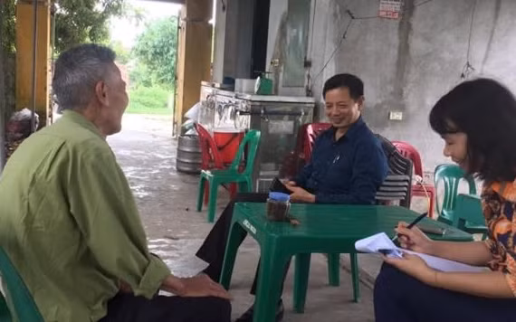 Cán bộ Phòng Lao động, Thương binh và Xã hội tới các hộ dân rà soát các đối tượng được hưởng trợ cấp xã hội.