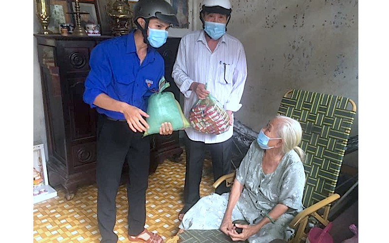 Đội hình áo xanh tình nguyện miệt rừng U Minh hạ hỗ trợ chính quyền mang thực phẩm xuống nhà dân. Shipper “0 đồng” miệt sông nước Cà Mau -0