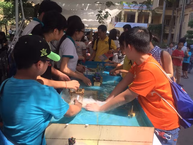 Học sinh được tham gia trải nghiệm và làm các thí nghiệm hóa học trong Ngày hội STEM Việt Nam 2019.