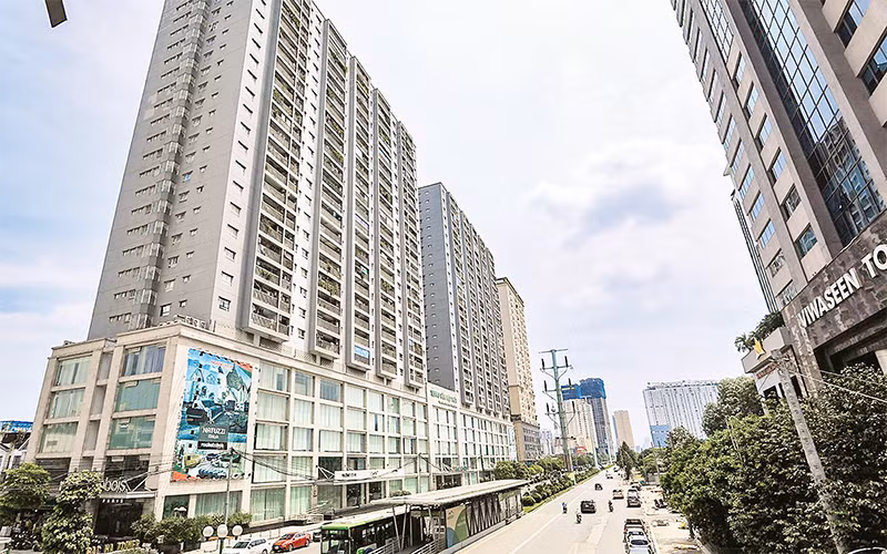 Mật độ tòa nhà xây dựng dày đặc trên tuyến đường Lê Văn Lương. (Ảnh TUẤN ANH)