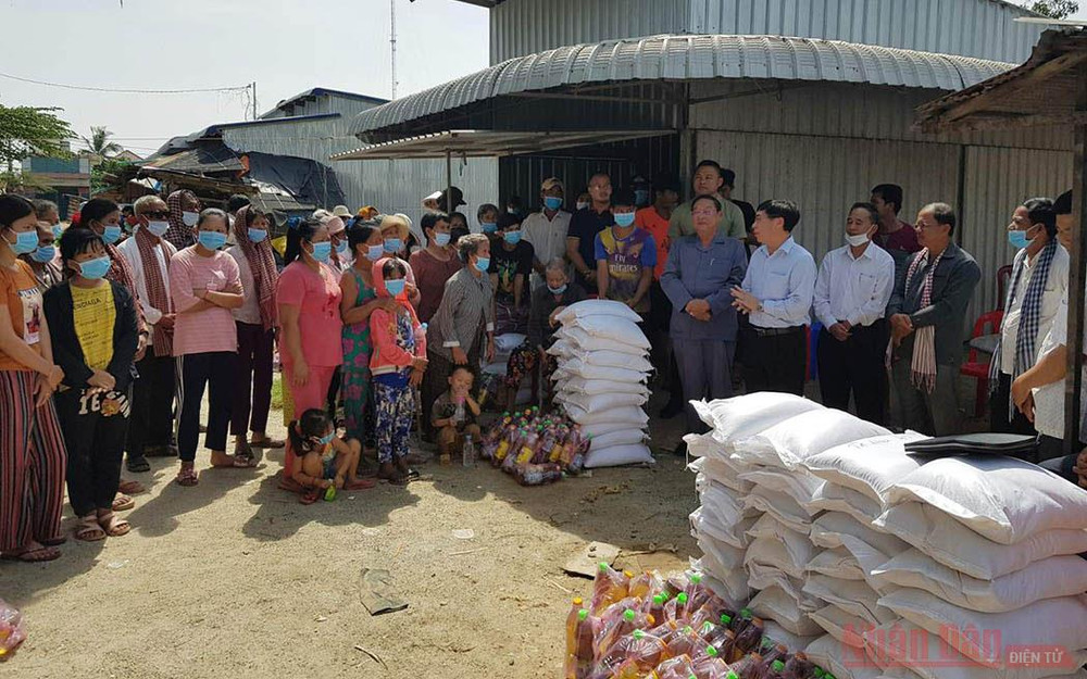 Phát quà cứu trợ cho bà con tại Peam Chor, Prey Veng, ngày 23-10. Người Việt Nam tại Cam-pu-chia tiếp tục quyên góp ủng hộ nhân dân vùng lũ miền trung -0