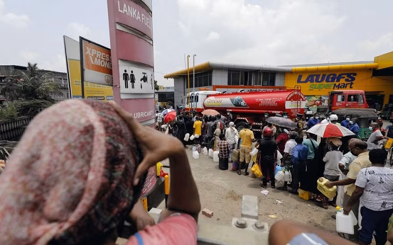 Người dân Sri Lanka xếp hàng dài chờ mua dầu hỏa tại 1 trạm nhiên liệu ở thủ đô Colombo, ngày 21/3/2022. (Ảnh: Reuters)