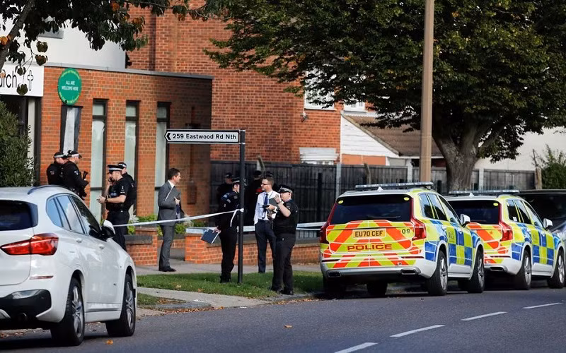 Cảnh sát tại hiện trường nơi nghị sĩ David Amess bị đâm tử vong trong buổi tiếp xúc cử tri ở Leigh-on-Sea, Anh, ngày 15/10/2021. (Ảnh: Reuters)