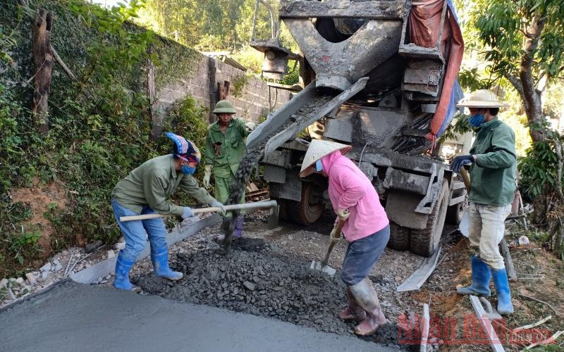 Người dân xã Bình Văn, huyện Chợ Mới (tỉnh Bắc Kạn) thi công đường giao thông nông thôn. (Ảnh: Tuấn Sơn) 15_7_Bac_Kan_3-1598929774396.jpg
