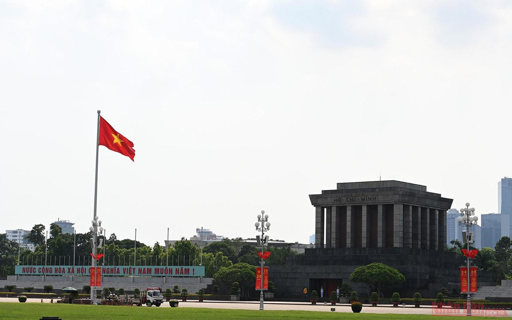 Quốc kỳ tung bay trên Quảng trường Ba Đình lịch sử - nơi cách đây 75 năm Chủ tịch Hồ Chí Minh đọc bản Tuyên ngôn độc lập. Đường phố Hà Nội rực rỡ màu cờ Tổ quốc chào mừng 75 năm Quốc khánh -0