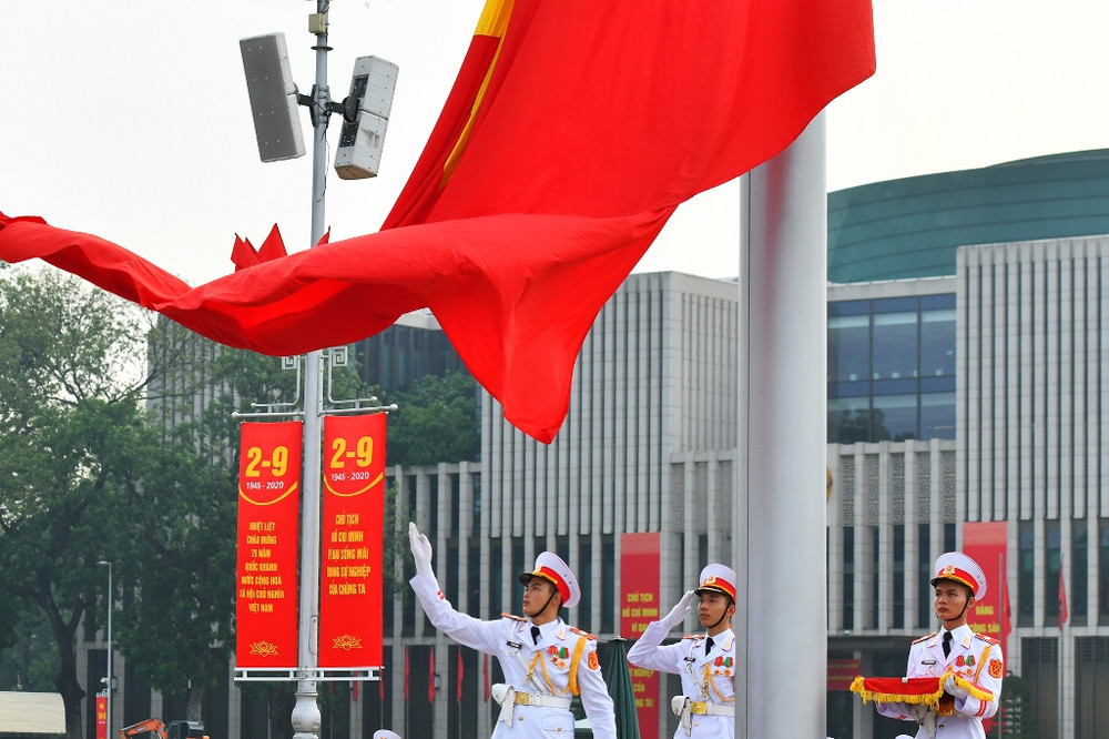 Quốc kỳ tung bay trong tiếng Tiến quân ca trên Quảng trường Ba Đình. Thiêng liêng nghi lễ thượng cờ tại Quảng trường Ba Đình -0