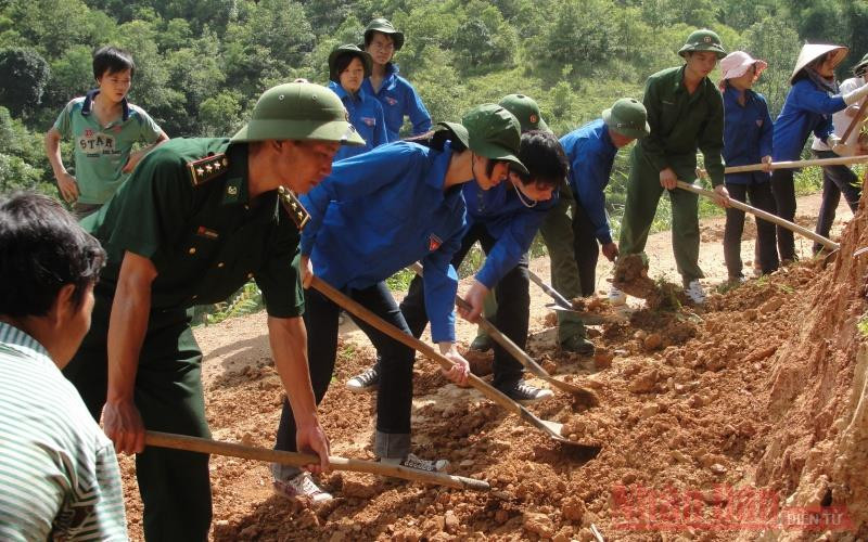 Cán bộ, chiến sĩ Đồn Biên phòng Chi Ma cùng thanh niên tình nguyện làm đường giao thông nông thôn tại thôn Chi Ma (xã Yên Khoái, huyện Lộc Bình, tỉnh Lạng Sơn). (Ảnh: Hùng Tráng)