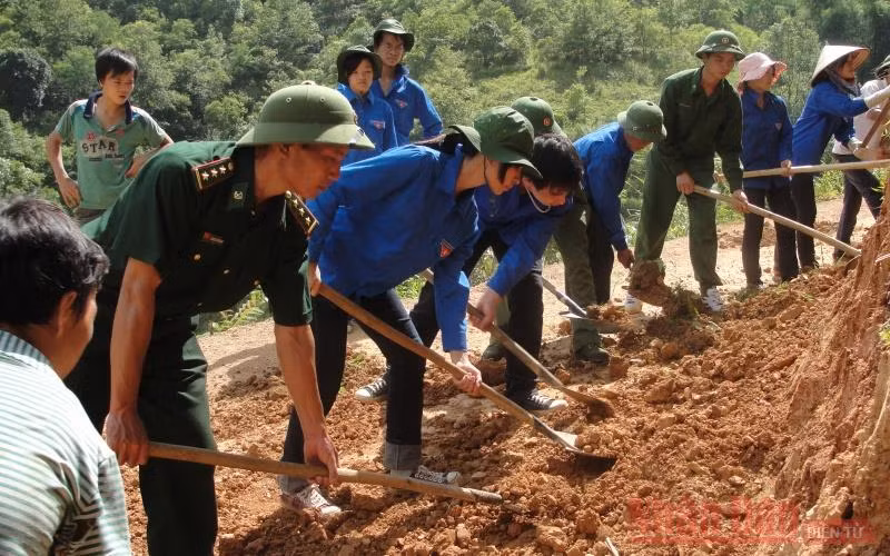 Cán bộ, chiến sĩ Đồn Biên phòng Chi Ma cùng thanh niên tình nguyện làm đường giao thông nông thôn tại thôn Chi Ma (xã Yên Khoái, huyện Lộc Bình, tỉnh Lạng Sơn). (Ảnh: Hùng Tráng)