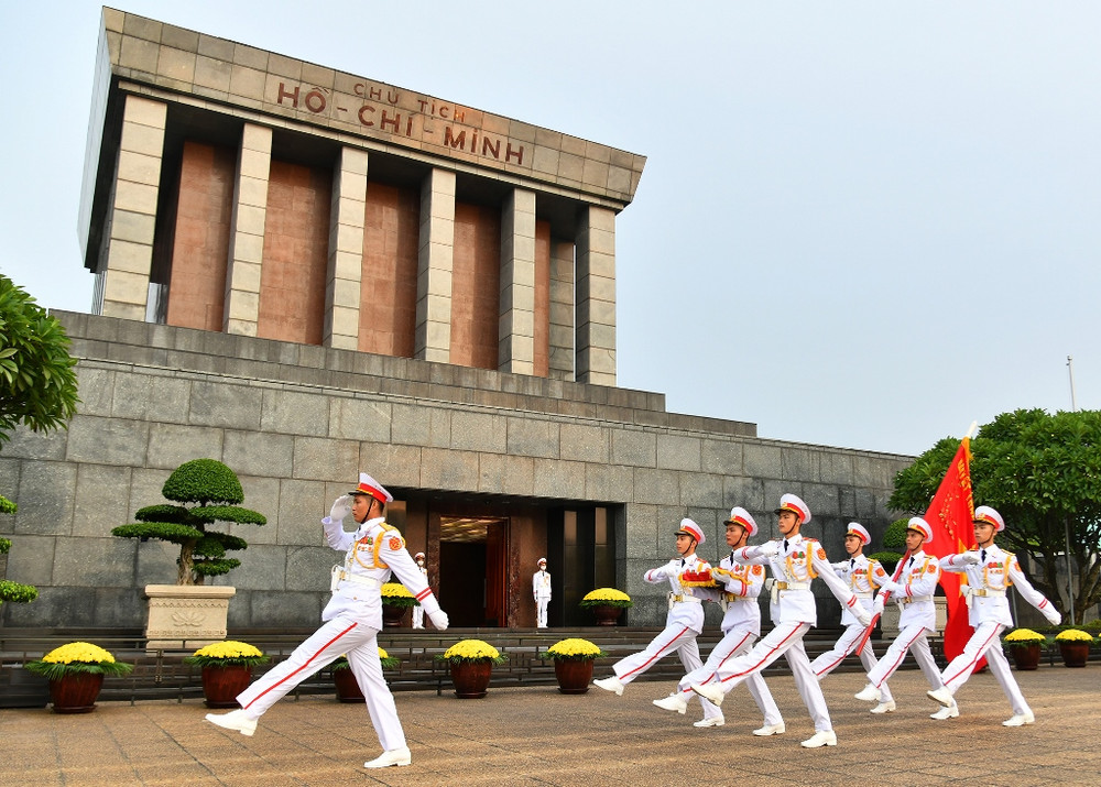 Đội tiêu binh diễu hành một vòng trước Lăng Chủ tịch Hồ Chí Minh trước khi kết thúc buổi lễ. Thiêng liêng nghi lễ thượng cờ tại Quảng trường Ba Đình -0