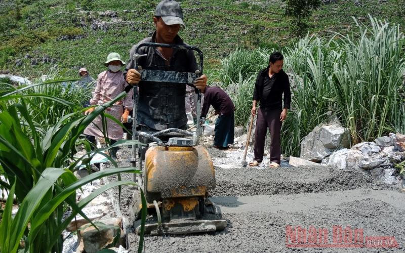 Người dân thôn Phìn Sả, xã Sính Lủng, huyện Đồng Văn (tỉnh Hà Giang) góp công mở đường về bản. (Ảnh: Khánh Toàn) 15_7_Ha_Giang_a1_2-1598929774235.jpg