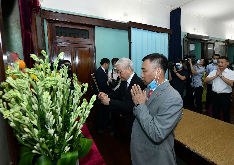Tổng Bí thư, Chủ tịch nước Nguyễn Phú Trọng dâng hương, tưởng niệm Chủ tịch Hồ Chí Minh.