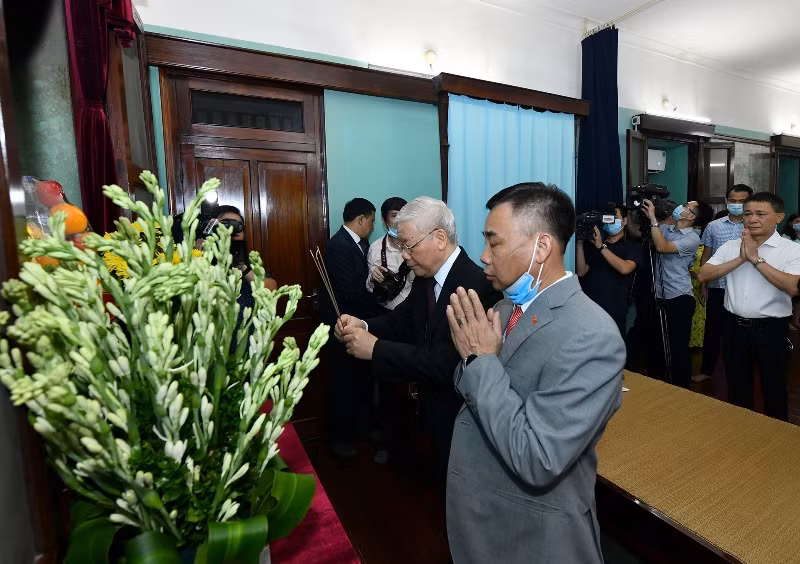 Tổng Bí thư, Chủ tịch nước Nguyễn Phú Trọng dâng hương, tưởng niệm Chủ tịch Hồ Chí Minh.