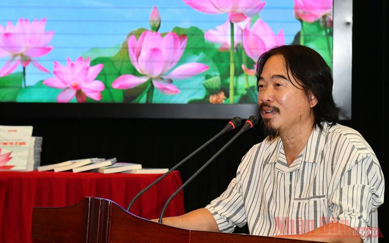 Tác giả, nhà báo người Mỹ gốc Việt Nguyễn Quang Trường chia sẻ tại họp báo. Báo Nhân Dân giới thiệu cuốn sách “Vì sự thật lịch sử, vì tình yêu Tổ quốc” -0
