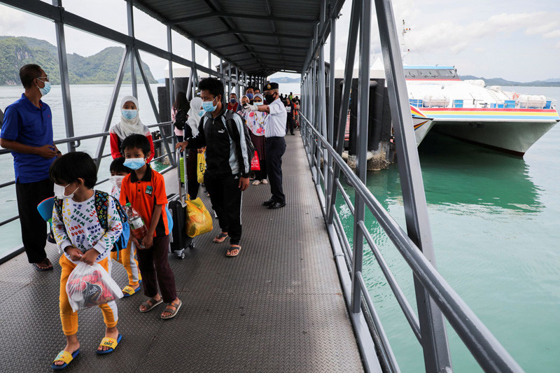 Du khách cập cảng tới Langkawi (Ảnh: REUTERS) Yếu tố nào giúp “bong bóng du lịch” Langkawi bước đầu thành công? -0