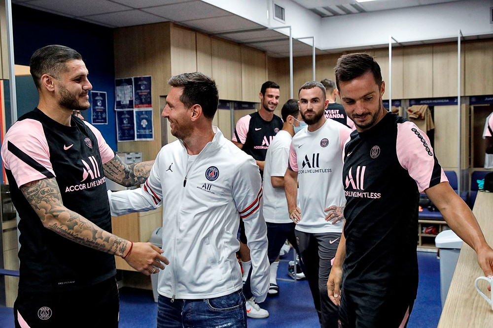 Messi sau đó đến phòng thay đồ và gặp các đồng đội mới. Buổi tập đầu tiên của Messi tại PSG -0