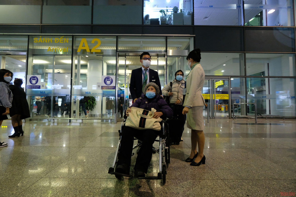 Bà Nguyễn Thị Kim Vân (70 tuổi, Hà Nội) khóc nức nở vì sau cùng bà đã được an toàn sau những ngày khó khăn trên đất khách. (ẢNH: SƠN BÁCH) Bà Nguyễn Thị Kim Vân (70 tuổi, Hà Nội) khóc nức nở vì sau cùng bà đã được an toàn sau những ngày khó khăn trên đất khách. (ẢNH: SƠN BÁCH)