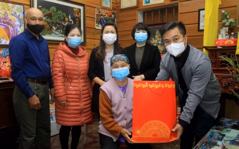 Văn phòng Thường trú Báo Nhân Dân tại tỉnh Thái Bình tặng quà Tết cho mẹ Việt Nam anh hùng Nguyễn Thị Sa ở thành phố Thái Bình.