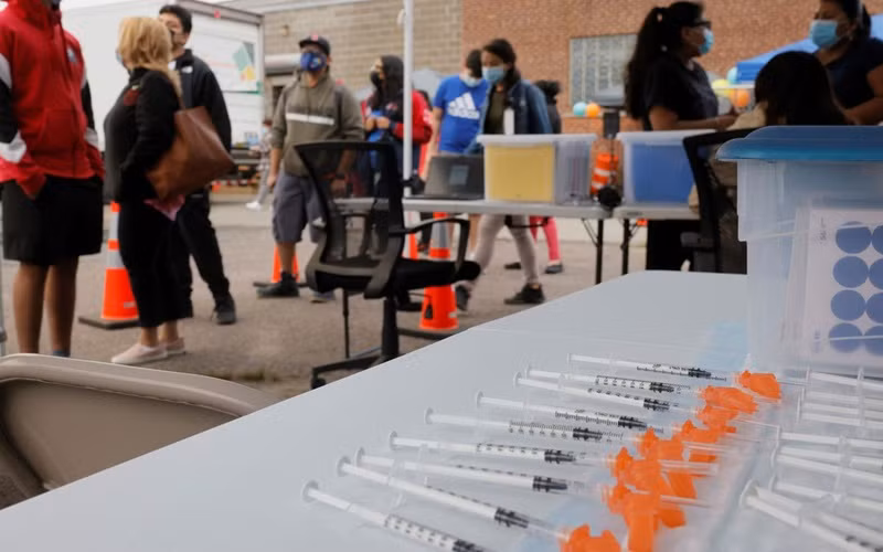 Mũi tiêm được chuẩn bị để tiêm cho trẻ từ 12 tuổi trở lên tại bang Massachusetts, Mỹ. (Ảnh: Reuters)