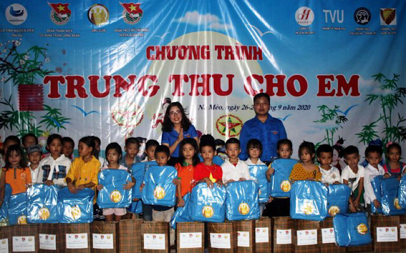 Trẻ em vùng cao được tặng quà trong đêm hội Trung thu. Trung thu đến sớm với trẻ em vùng cao -0